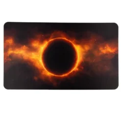 Gumowa mata do gier karcianych: 24"x14" / 61x35,5 cm - Płonąca planeta