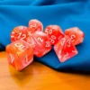 Kości Chessex - zestaw 7 kostek Festive Mega-hedral Dahlia/White Luminary (świecące w ciemnościach)
