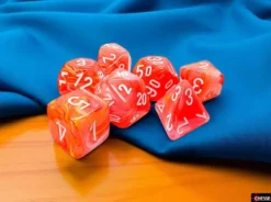 Kości Chessex - zestaw 7 kostek Festive Mega-hedral Dahlia/White Luminary (świecące w ciemnościach)